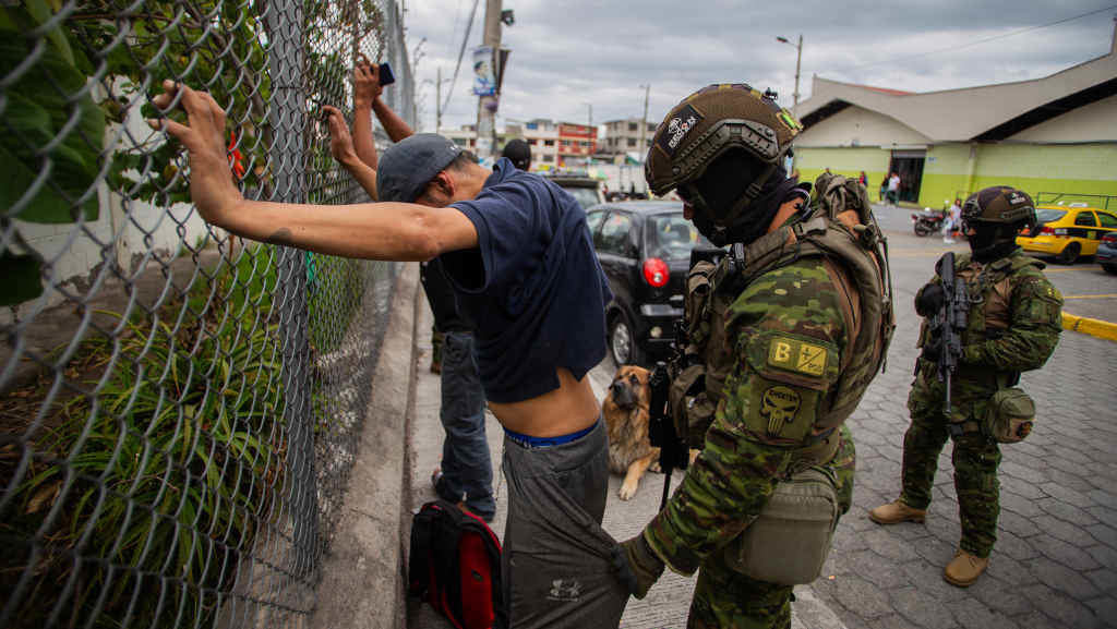 Home rexistrado polas Forzas Armadas a semana pasada no Ecuador. (Foto: Juan Diego Montenegro / DPA)