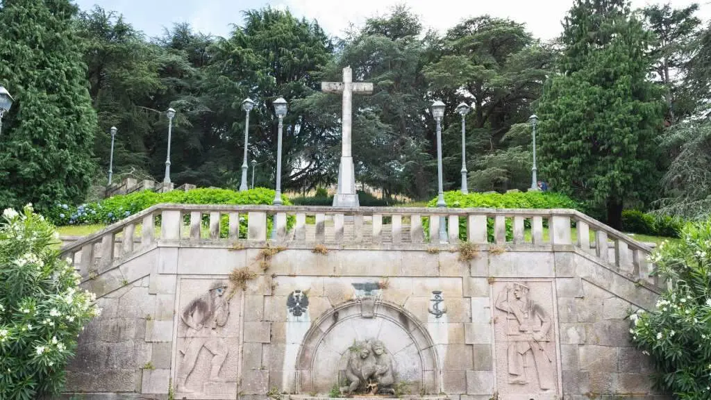 Cruz franquista situada no monte do Castro de Vigo. (Foto: Liliya Trott)