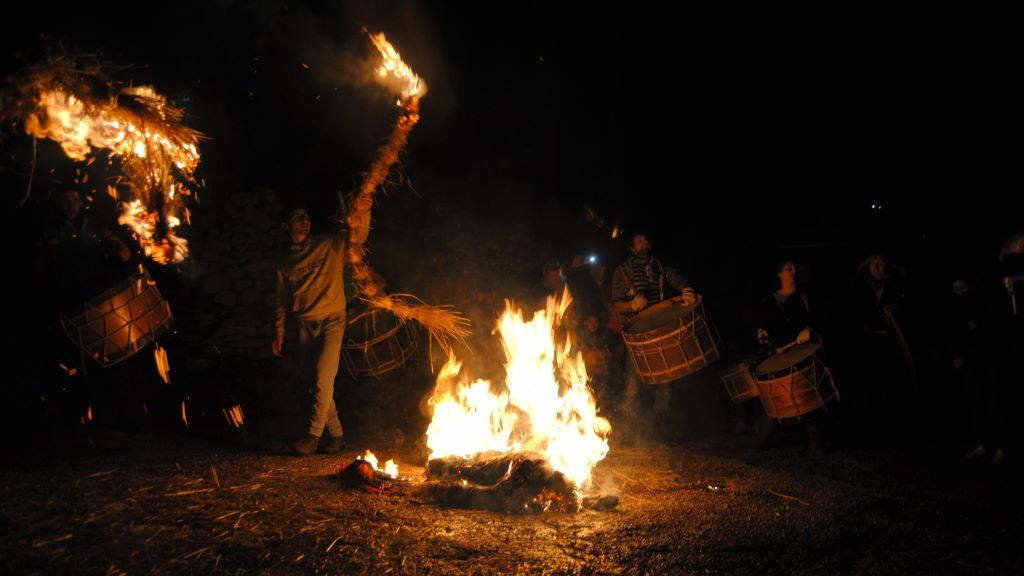 Fulión, fachicos e fogueiras en Fradelo, Viana do Bolo, representación do poder simbólico da cultura. (Foto: R. Quintía).