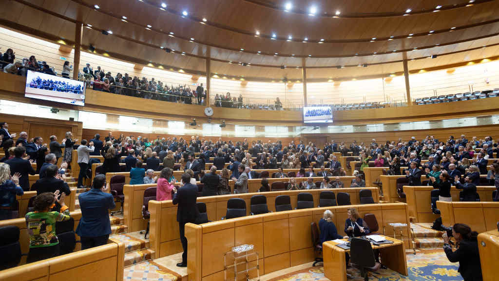 Aplausos hoxe no lexislativo ao aprobarse a reforma constitucional. (Foto: Eduardo Parra / Europa Press)