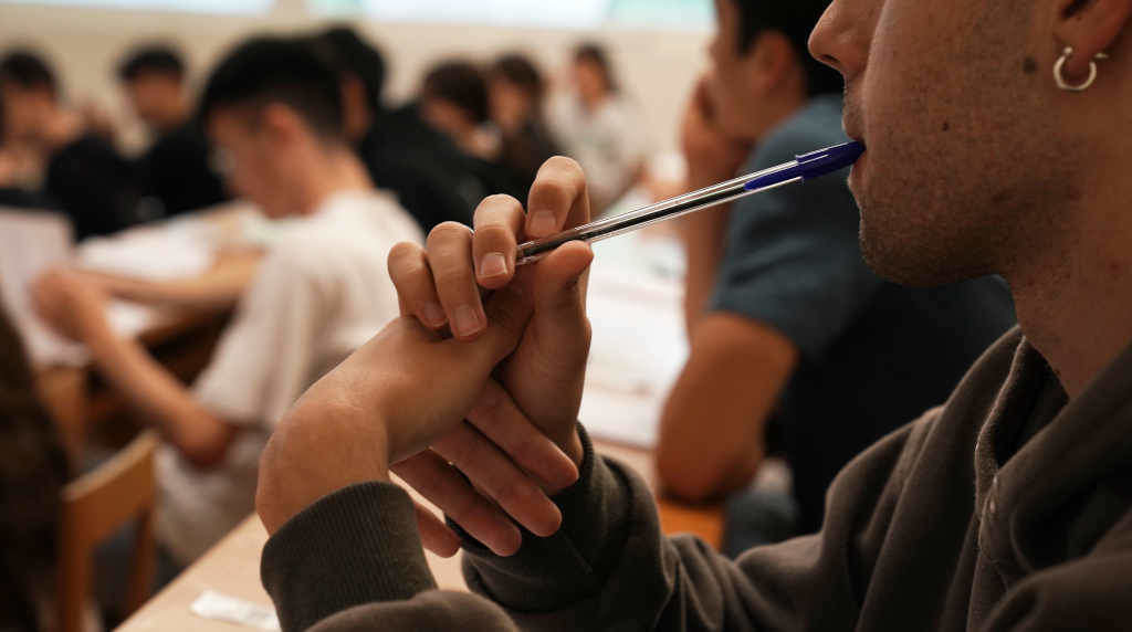 Un estudante durante un exame da ABAU de 2023 en Compostela (Foto: Álvaro Ballesteros / Europa Press).