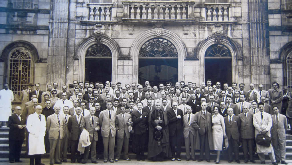 Participantes no Congreso de Neuropsiquiatría decorrido en Compostela en 1952, retratados diante do Psiquiátrico de Conxo (Compostela) (Foto: Cedida por David Simón).