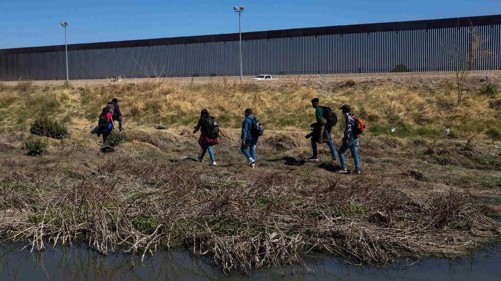 Migrantes na fronteira entre México e os Estados Unidos. (Foto: David Peinado / Europa Press).
