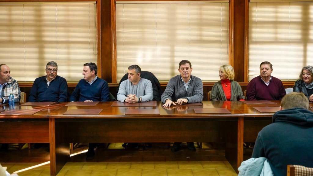 José Ramón Gómez Besteiro reuniuse hoxe con representantes co cerco e a confraría. (Foto: Europa Press)