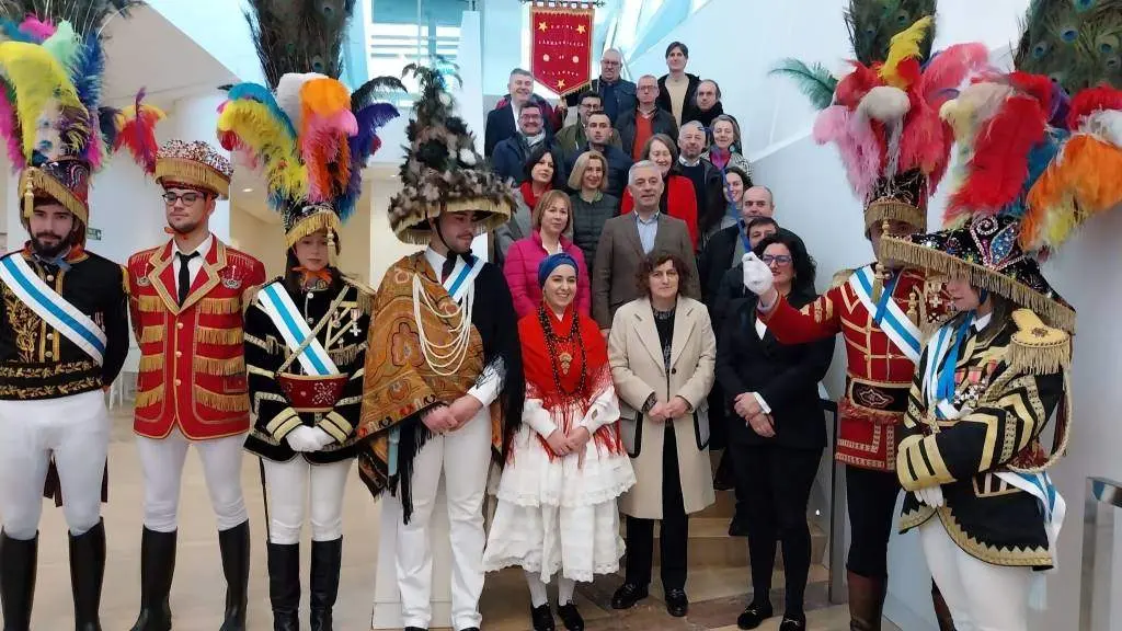 Goretti Sanmart&iacute;n e Valent&iacute;n Garc&iacute;a, en primeiro termo, no centro, esta sexta feira. (Foto: Concello de Compostela)