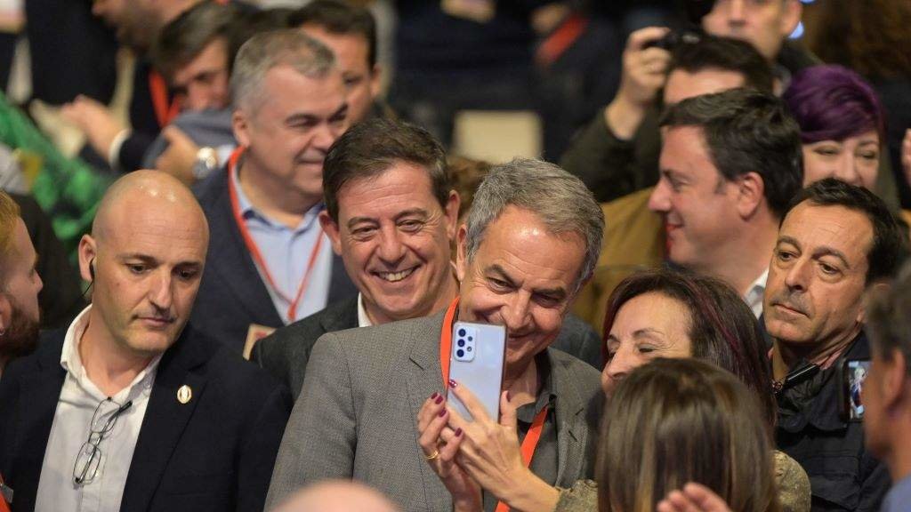 Besteiro e Zapatero, esta sexta feira, na súa chegada á convención socialista que decorre no Palexco. (Foto: M. Dylan / Europa Press)