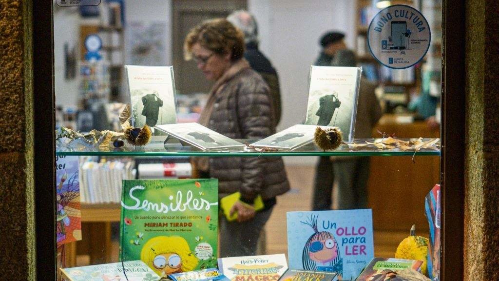 Persoas fisgando entre as novidades nunha libraría de Santiago de Compostela. (Foto: Arxina)