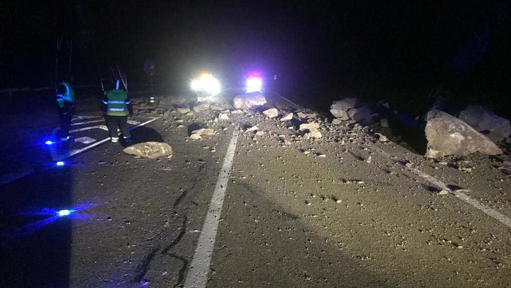 Derrubamento de terra e pedras na estrada OU-533 (Foto: Garda Civil).