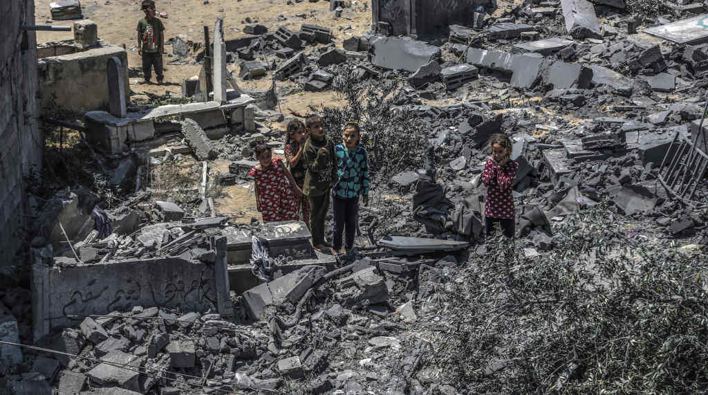 Crianzas palestinan ollan as ruínas derivadas de bombardeos israelís na Faixa de Gaza (Foto: Europa Press / Contacto / Mahmoud Issa).