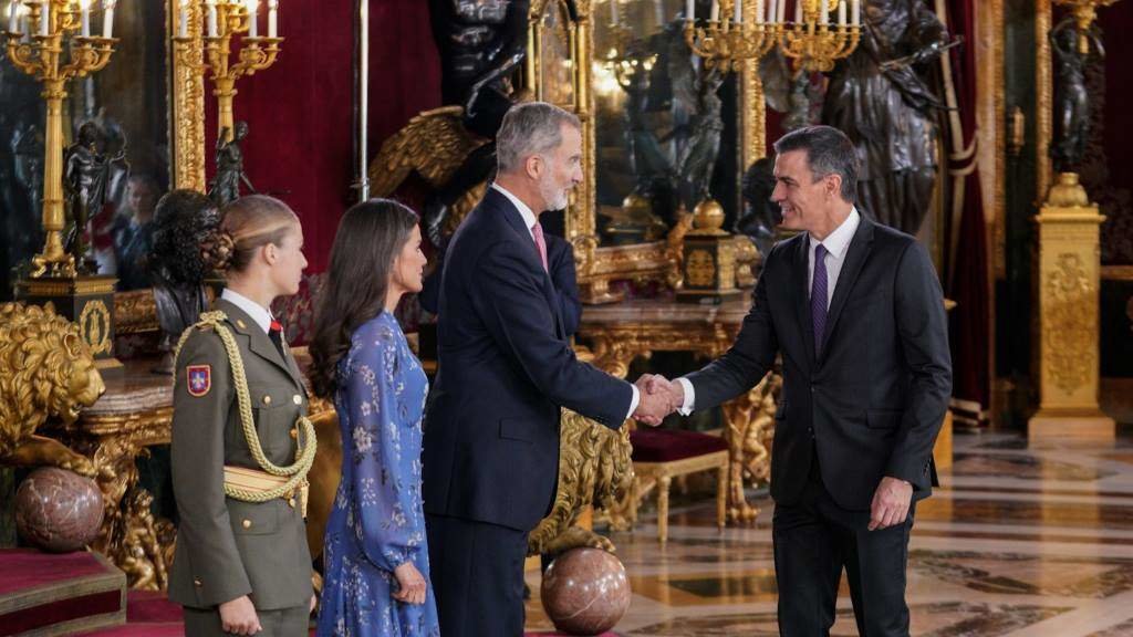O rei Felipe VI saudando o presidente Pedro Sánchez en presenza da raíña Letizia e a princesa Leonor no Palacio Real de Madrid, o pasado 12 de outubro. (Foto: A. Pérez Meca / Europa Press)