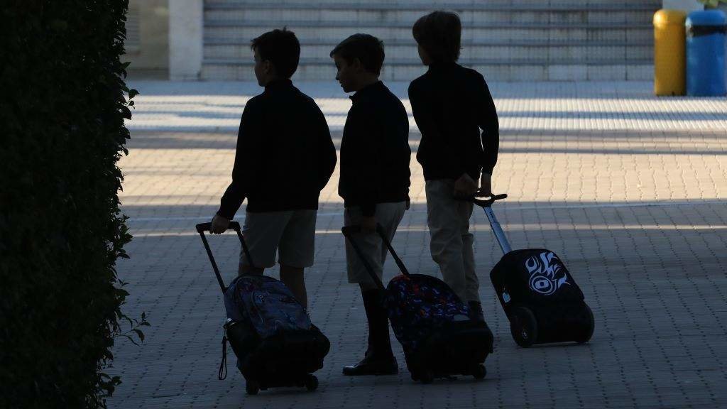 Tres rapaces dirixíndose á escola. (Foto: Marta Fernández / Europa Press)