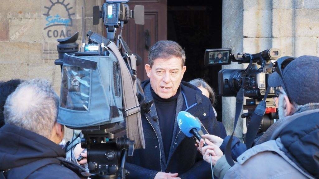 José Ramón Gómez Besteiro, hoxe, atendendo os medios de comunicación en Santiago. (Foto: Europa Press)