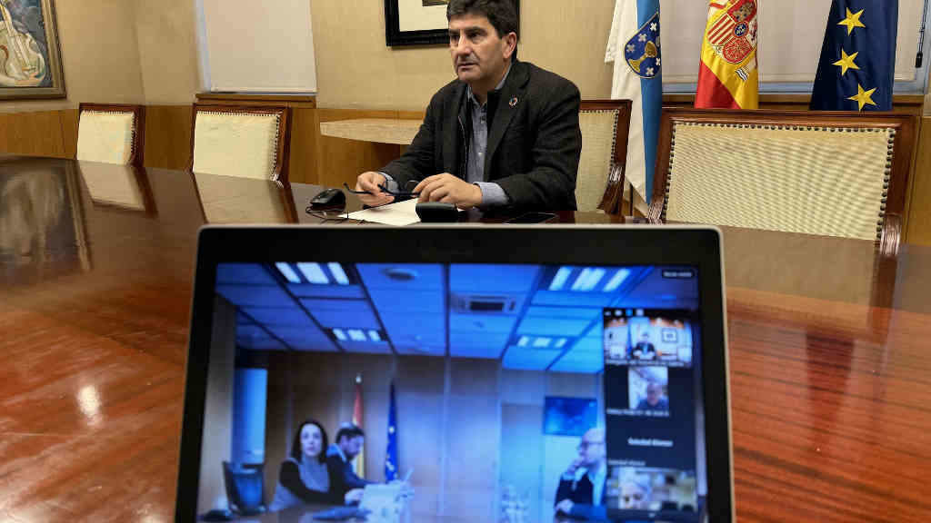 O delegado do Goberno español, Pedro Blanco, en primeiro termo, na reunión telemática co comité de empresa de Alcoa (Foto: Delegación do Goberno español).