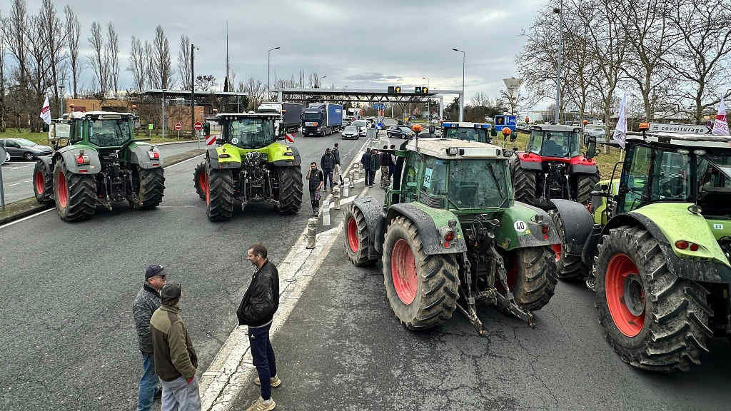 Estrada bloqueada por Xoves Agricultores a semana pasada en Occitania, territorio situado no sur do Estado francés. (Foto: Jeunes Agriculteurs Tarn et Garonne)