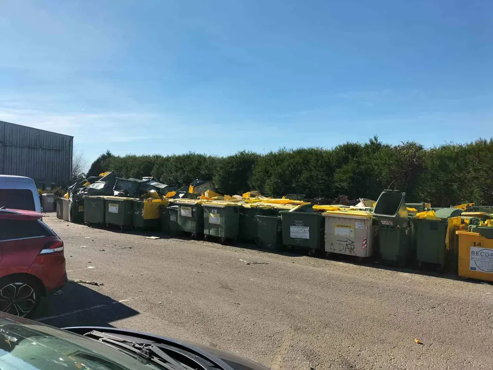 Contedores na planta de reciclaxe de Lousame (Foto: N&oacute;s Diario).