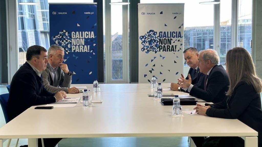 Rodríguez e García (á esquerda), reuníronse cos consellos sociais das universidades públicas galegas. (Foto: Nós Diario).