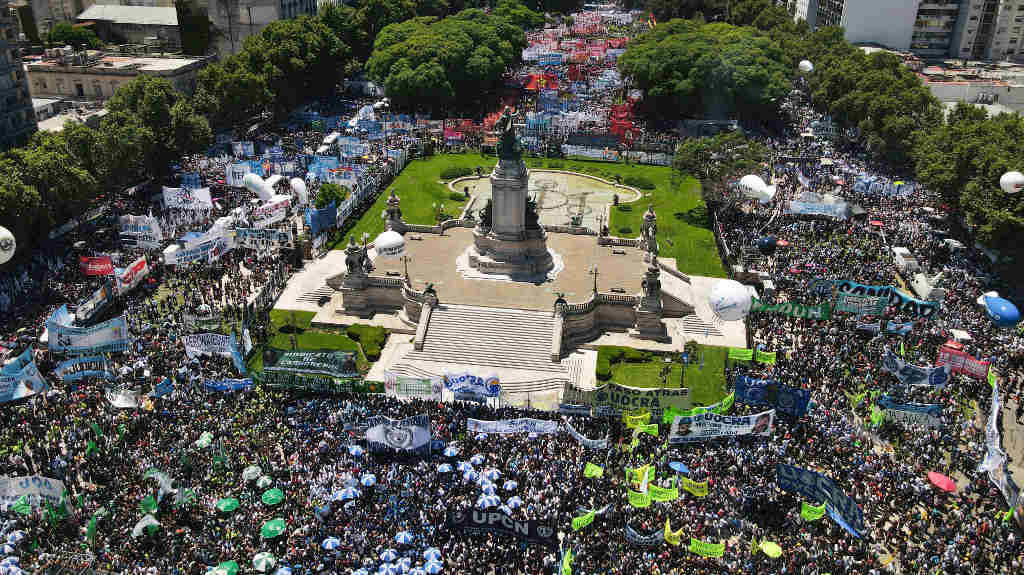 Mobilización hoxe en Bos Aires na primeira folga xeral contra o Goberno do ultradereitista Javier Milei. (Foto: Martin Cossarini / DPA)