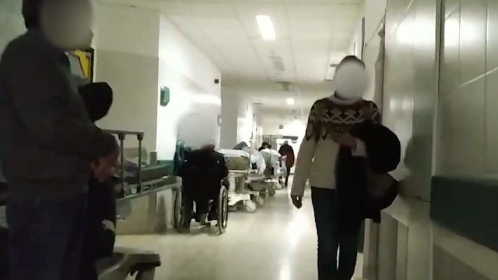 Pacientes agardando a ser atentidas nos corredores de Urxencias do CHUS, a cuarta feira 24 de xaneiro. (Foto: Nós Diario)