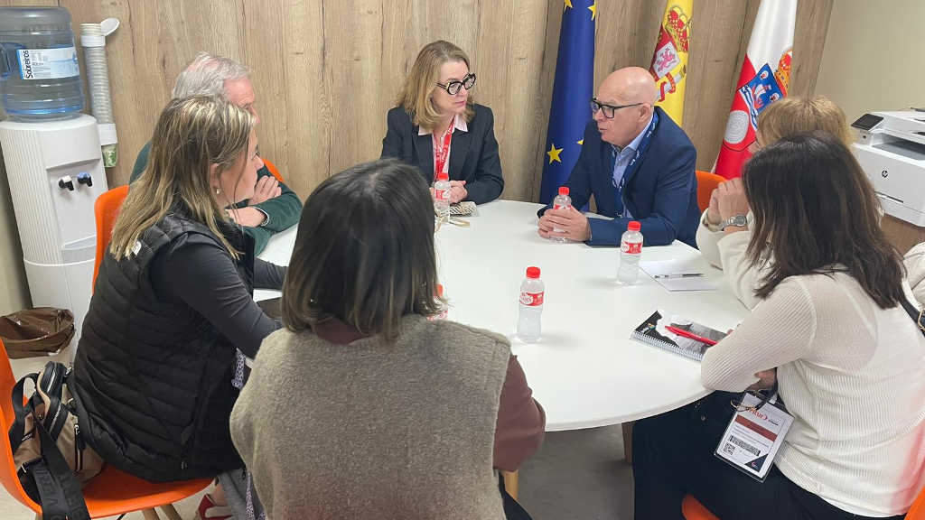Reunión hoxe da Deputación da Coruña con membros do Goberno cántabro. De fronte, Eva Guillermina e Xosé Regueira. (Foto: Deputación da Coruña)
