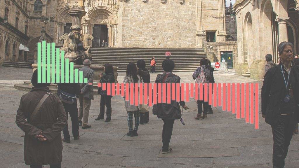 Varias persoas paseando pola praza de Praterías de Santiago; sobre a foto, un gráfico que amosa a evolución do saldo vexetativo. (Foto: Arxina)