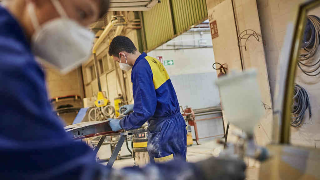 Varias personas aprenden mecánica no IES Universidade Laboral de Ourense (Foto: Agostine / Europa Press