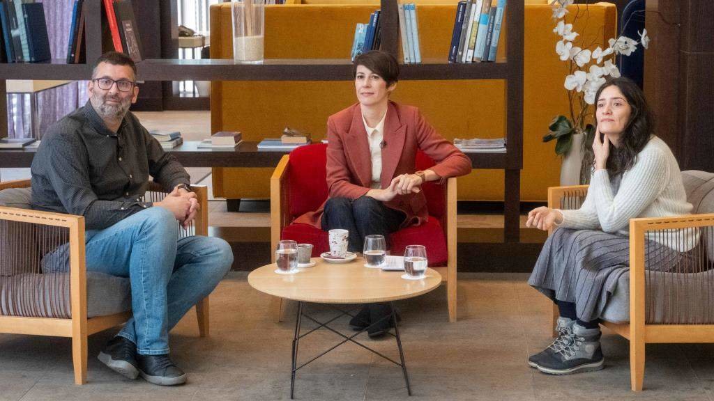 O psicólogo clínico José Berdullas, Ana Pontón (BNG) e a actriz Melania Cruz, esta sexta feira, en Compostela. (Foto: Nós Diario)