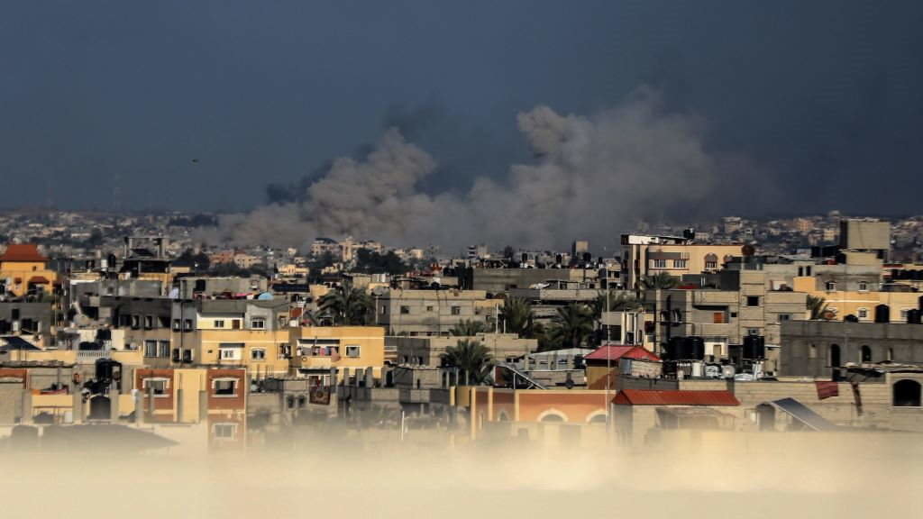 Columnas de fume após os bombardeos do exército de Israel tras bombardeos del Ejército de Israel contra a cidade de Jan Yunis. (Foto: Yasser Qudih).