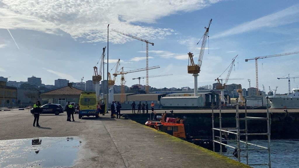 Servicios de emerxencias durante o rescate de un cadáver no porto de Vigo. (Foto: Europa Press).