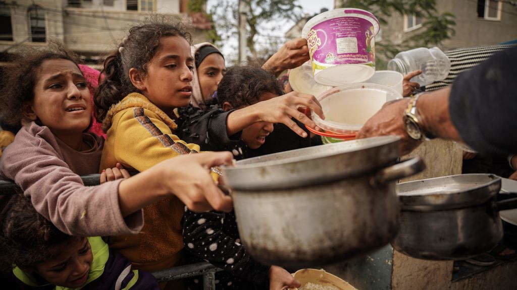 Crianzas palestinas fan fila para para recibir unha comida en Rafah, na Faixa de Gaza. (Foto: Saher Alghorra / Europa Press).