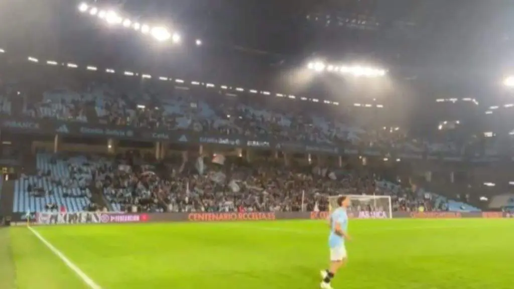 Momento no que os xogadores saltaron ao c&eacute;spede de Bala&iacute;dos co himno da Galiza de fondo. (Foto: RC Celta)