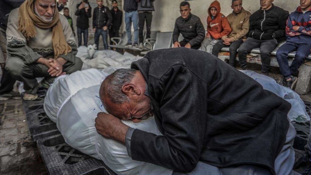 Un home chorando a morte dun familiar por mor dos bombardeos israelíes en Rafah, Gaza. (Foto: Abed Rahim Khatib / DPA)