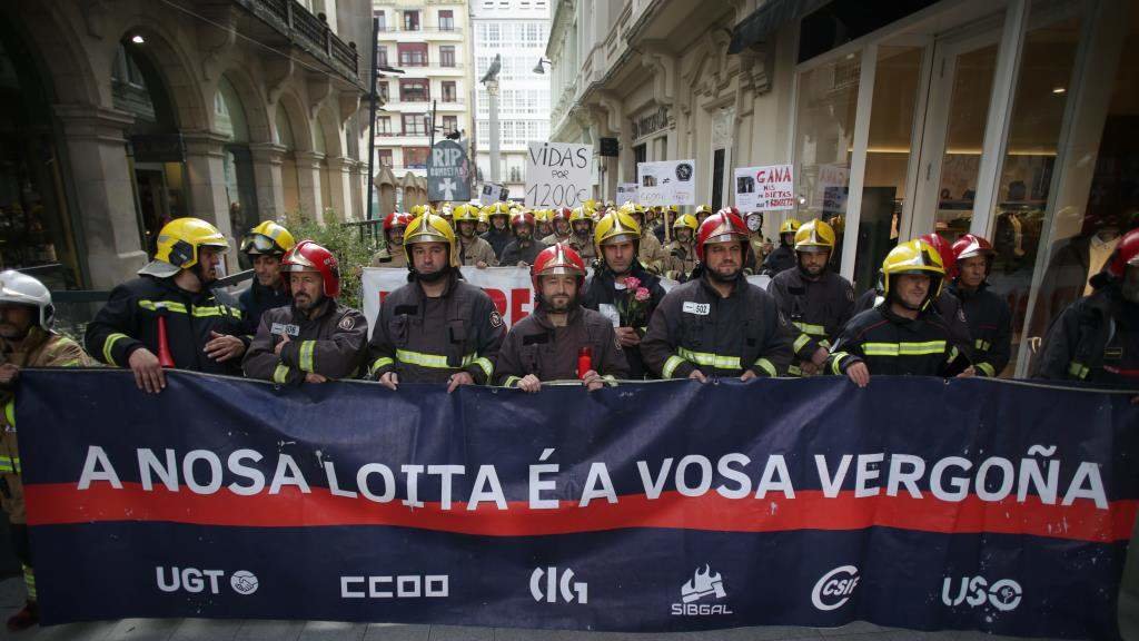 Mobilización de bombeiros dos parques comarcais galegos nunha protesta en Lugo, o 31 de outubro. (Foto: Carlos Castro /  Europa Press)