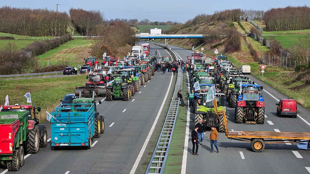 Estrada bloqueada polas e polos labregos no oeste de Francia, hoxe. (Foto: Xoves Agricultores)