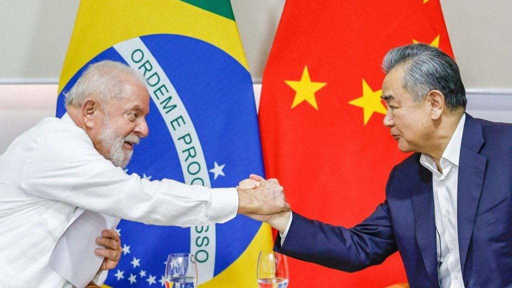 Lula da Silva durante a audiência concedida ao ministro dos Negócios Estrangeiros da China, Wang Li. (Foto: Presidência do Brasil).