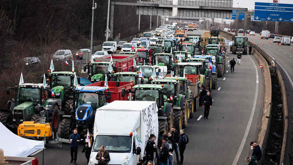 Tractores bloqueando unha autoestrada na periferia de París a segunda feira. (Foto: Telmo Pinto / SOPA Images via ZUMA / DPA)