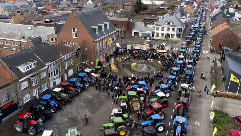 Protesta de granxeiros e granxeiras belgas, esta terza feira, en Merksplas. (Foto: Dirk Waem / Belga / dpa)