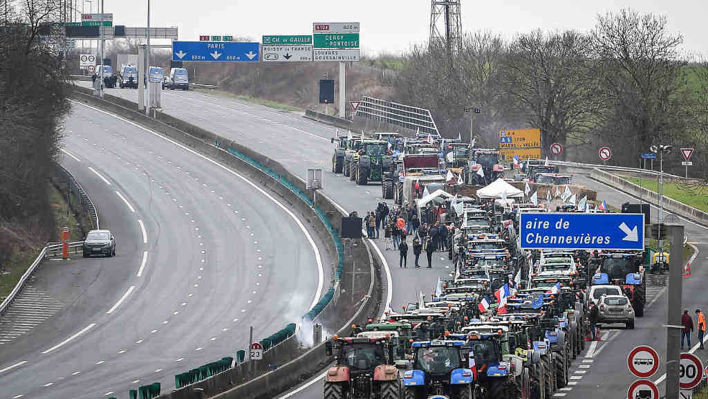 Bloqueo da autoestrada A1 no seu camiño a París cos tractores, a terza feira. (Foto: Matthieu Mirville / ZUMA Press Wir / DPA)