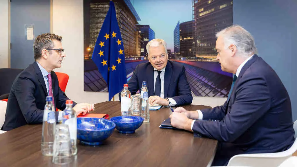 F&eacute;lix Bola&ntilde;os, Didier Reynders e Esteban Gonz&aacute;lez Pons, hoxe. (Foto: Comisi&oacute;n Europea)