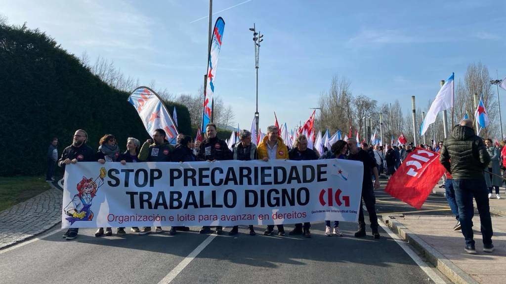 Protesta da CIG contra a precariedade laboral polas rúas de Santiago, hoxe. (Foto: Europa Press)