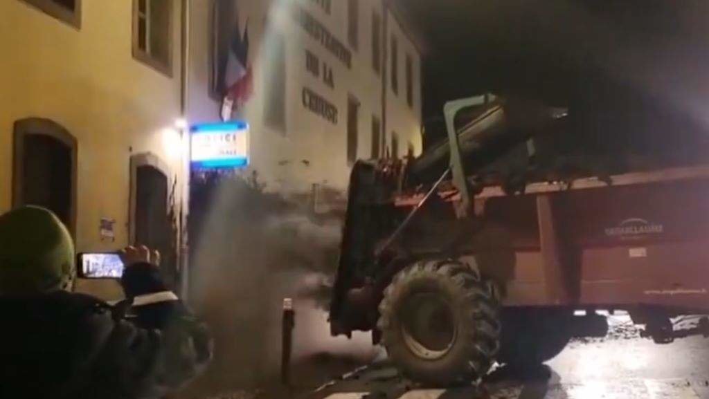Ataque con esterco a unha comisaría francesa. (Vídeo: @CerveauxNon / Twitter)