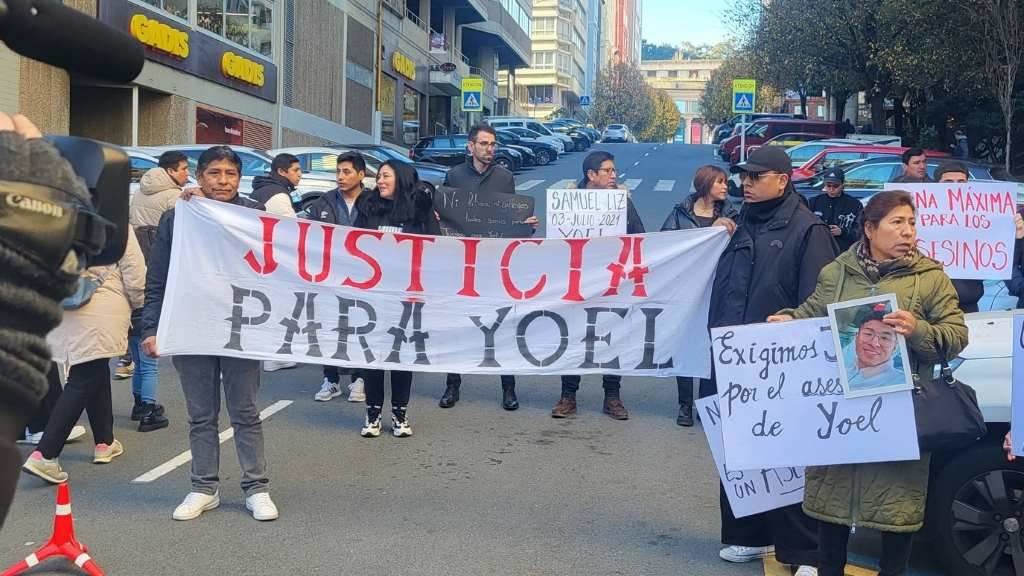 Unha das concentracións de familiares e amigos de Yoel Quispe na Coruña exixindo "xustiza" (Foto: Nós Diario).