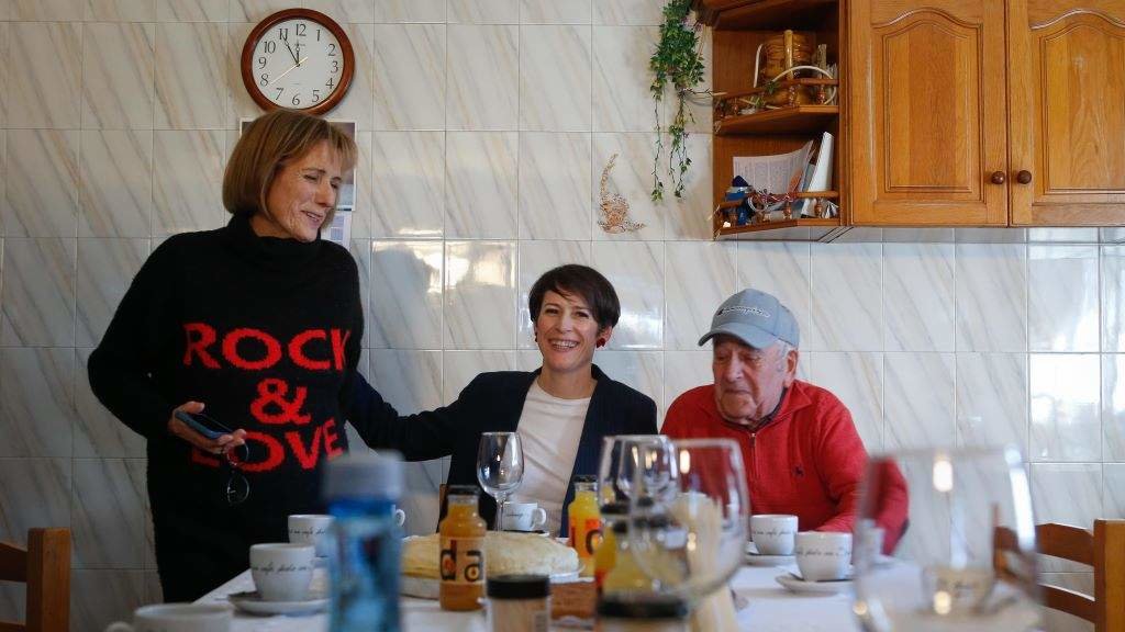 Ana Pontón, cos seus pais, Aurita e Luis, na casa familiar en Chorente, Sarria.