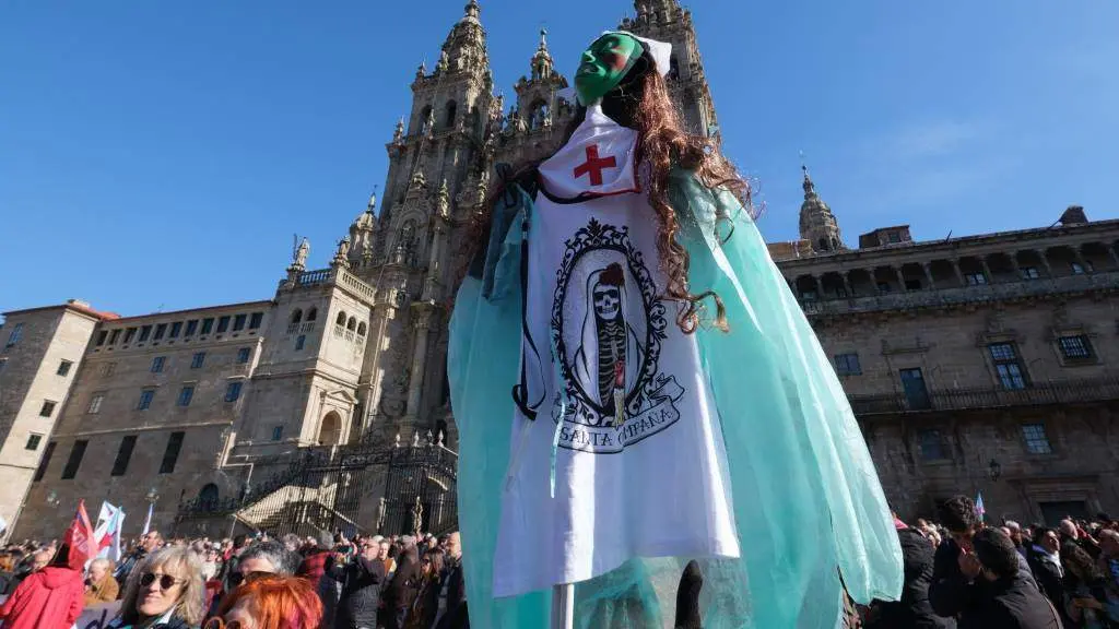 Manifestaci&oacute;n en defensa da sanidade p&uacute;blica en febreiro de 2023 en Compostela. (Foto: Arxina)