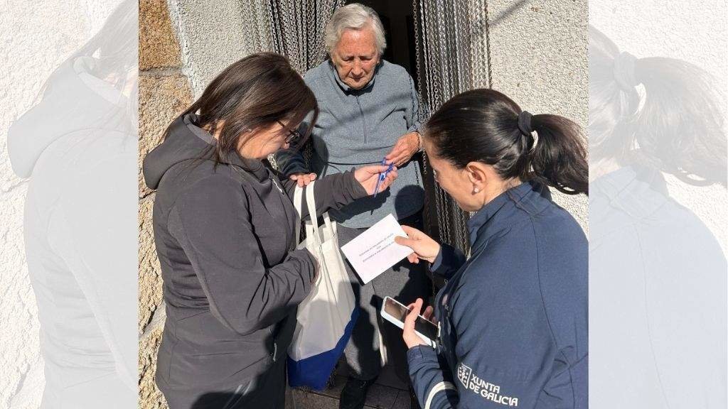 A deputada do PP Ana Vázquez visitando esta sexta feira unha veciña de Bande cun sobre de votación na man.