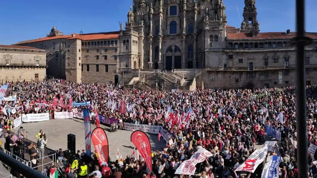 A praza do Obradoiro, chea ao remate da manifestaci&oacute;n.