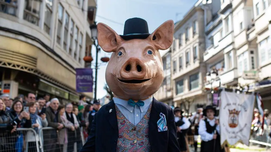 O cabezudo Don Cocho encabezou o desfile tras o preg&oacute;n sazonado de retranca e humor. (Foto: Elena Fern&aacute;ndez / Europa Press)