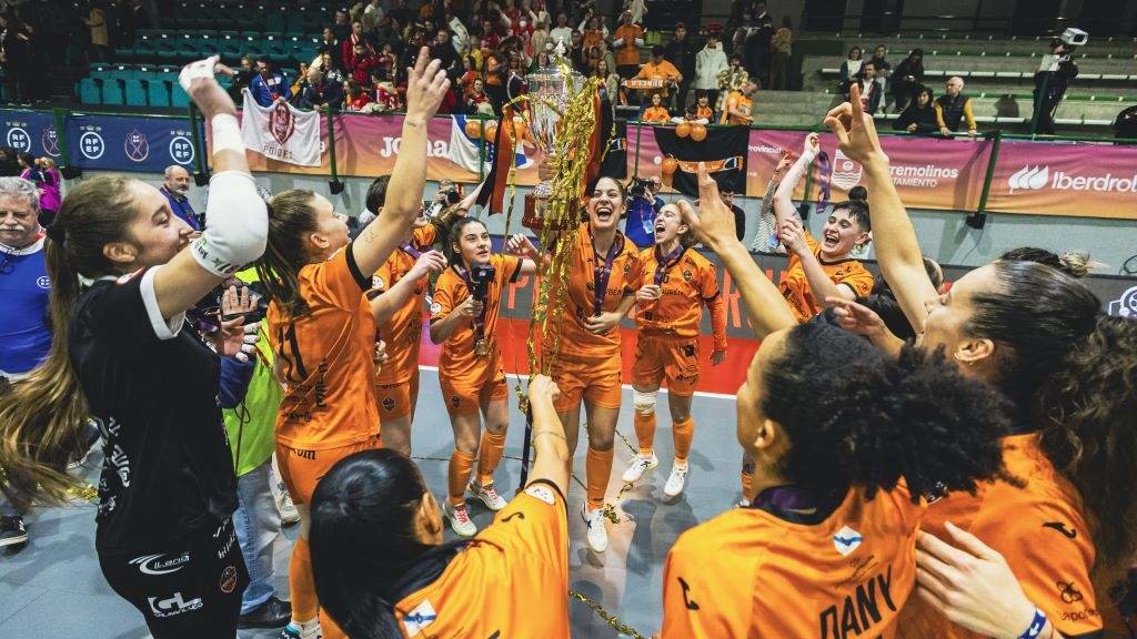 A alegría foi total entre as guerreiras laranxas ao levantar o primeiro título sen a meta brasileira Jozi de Oliveira nas súas filas. (Foto: RFEF).