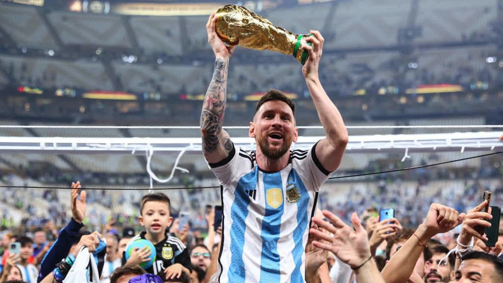 Messi, alzando a Copa do Mundo que gañou en Qatar 2022. (Foto: Europa Press).