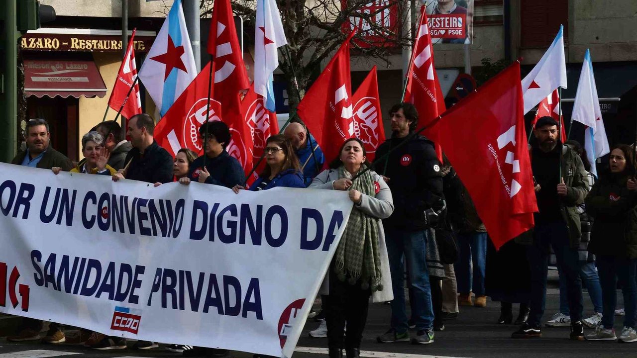 Protesta do persoal da sanidade privada, esta segunda feira en Compostela (Foto: Arxina).