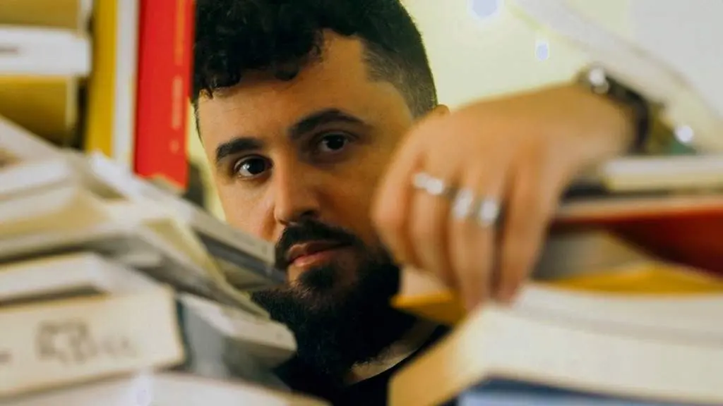 Alberto Pombo &eacute; un dos coordinadores de 'Aqu&iacute; tam&eacute;n se fala'. (Foto: Ana Souto)